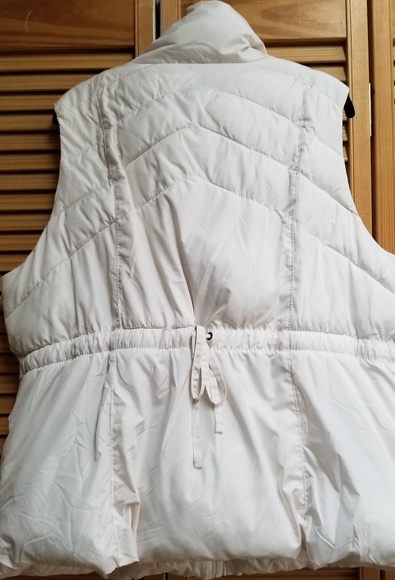 Old Navy White Plus Size Puffer Vest - Picture 3 of 4